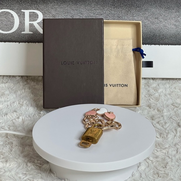 Louis Vuitton Lock & key # 312 in box and dust bag with fashion chain included. - Picture 4 of 6